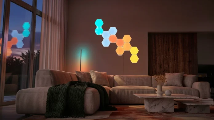 Modernes Wohnzimmer mit farbenfrohen sechseckigen Wandleuchten und einer Stehlampe, die für eine warme Atmosphäre sorgt.