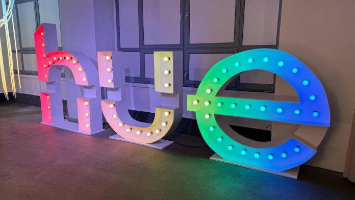Philips Hue Logo ausgeleuchtet mit bunten E27-LEDs im Eingang zum Hue Ankündigungs-Event