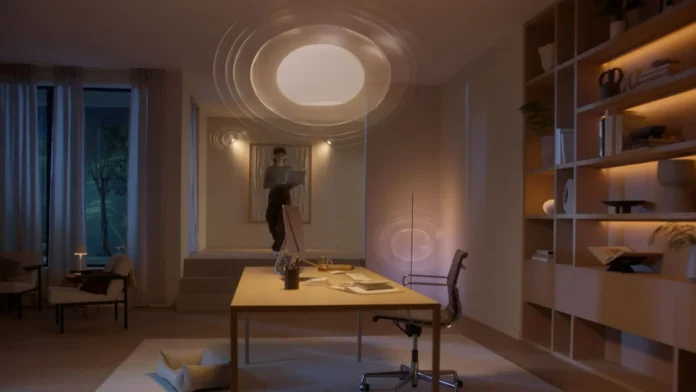 MotionAware Bewegungssensor: Stimmungsvolles Homeoffice mit warmem Hue Licht und modernem Interieur.