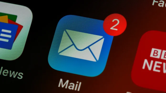 Das Symbol der iOS-Mail-App mit einem roten Benachrichtigungssymbol, das zwei ungelesene E-Mails auf einem Smartphone-Bildschirm anzeigt. Hier wird veranschaulicht, wie Benachrichtigungen jetzt in iOS27 Automatisierungen in der Kurzbefehle-App auslösen können.