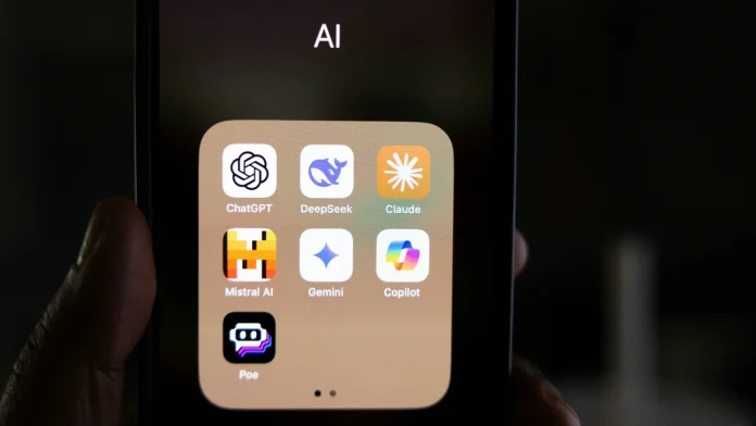 Smartphone-Bildschirm mit einem Ordner voller beliebter KI-Apps wie ChatGPT, Gemini und Copilot.