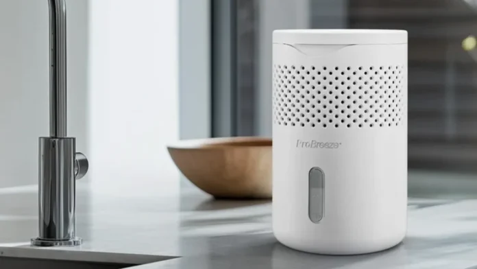 Pro Breeze Luftentfeuchter auf einer Arbeitsplatte in der Küche neben einer Holzschale.