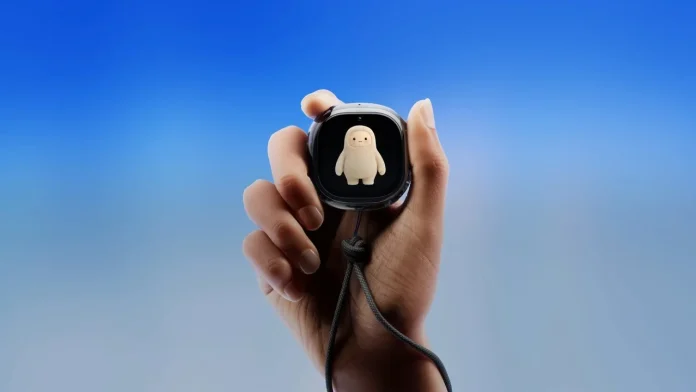 Meta Muse Charm: Hand hält den KI-Anhänger mit einer niedlichen weißen Figur auf dem Bildschirm.