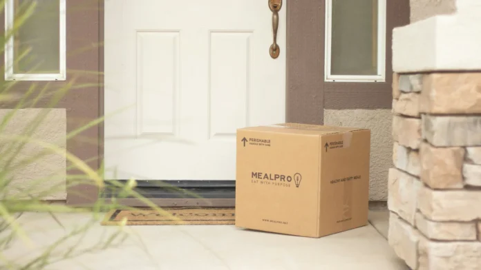 Geliefertes Mealpro-Paket mit gesunden Mahlzeiten vor der Haustür.