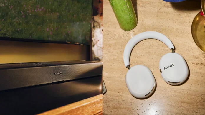 Splitscreen aus einer schwarzen Sonos Beam Ultra auf einem TV-Schrank aus Holz links und weißen Sonos Ace Ultra auf einer Steinoberfläche rechts
