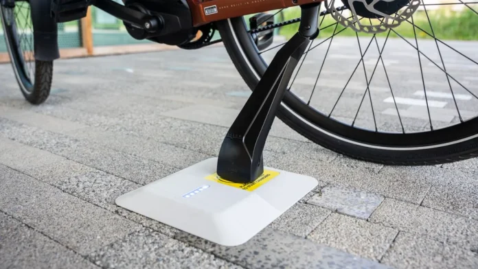 Tiler – kabellose Ladestation für E-Bikes, die über den Ständer auf einem gefliesten Untergrund betrieben wird.