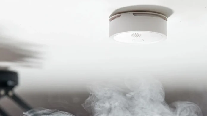 Shelly Plus Smoke Rauchmelder an der Decke mit Rauchwolke darunter