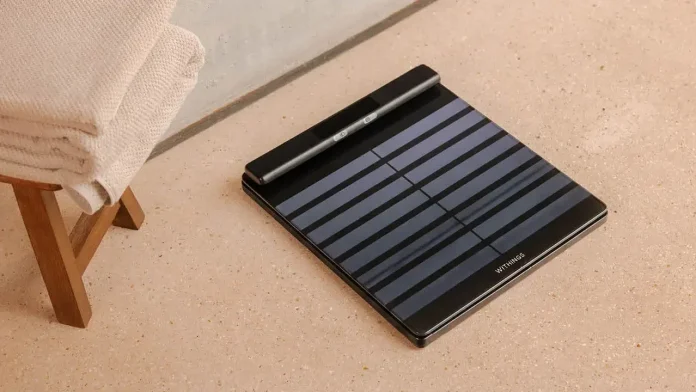 Withings BodyScan 2 auf einem Steinboden mit Handtuchhalter daneben