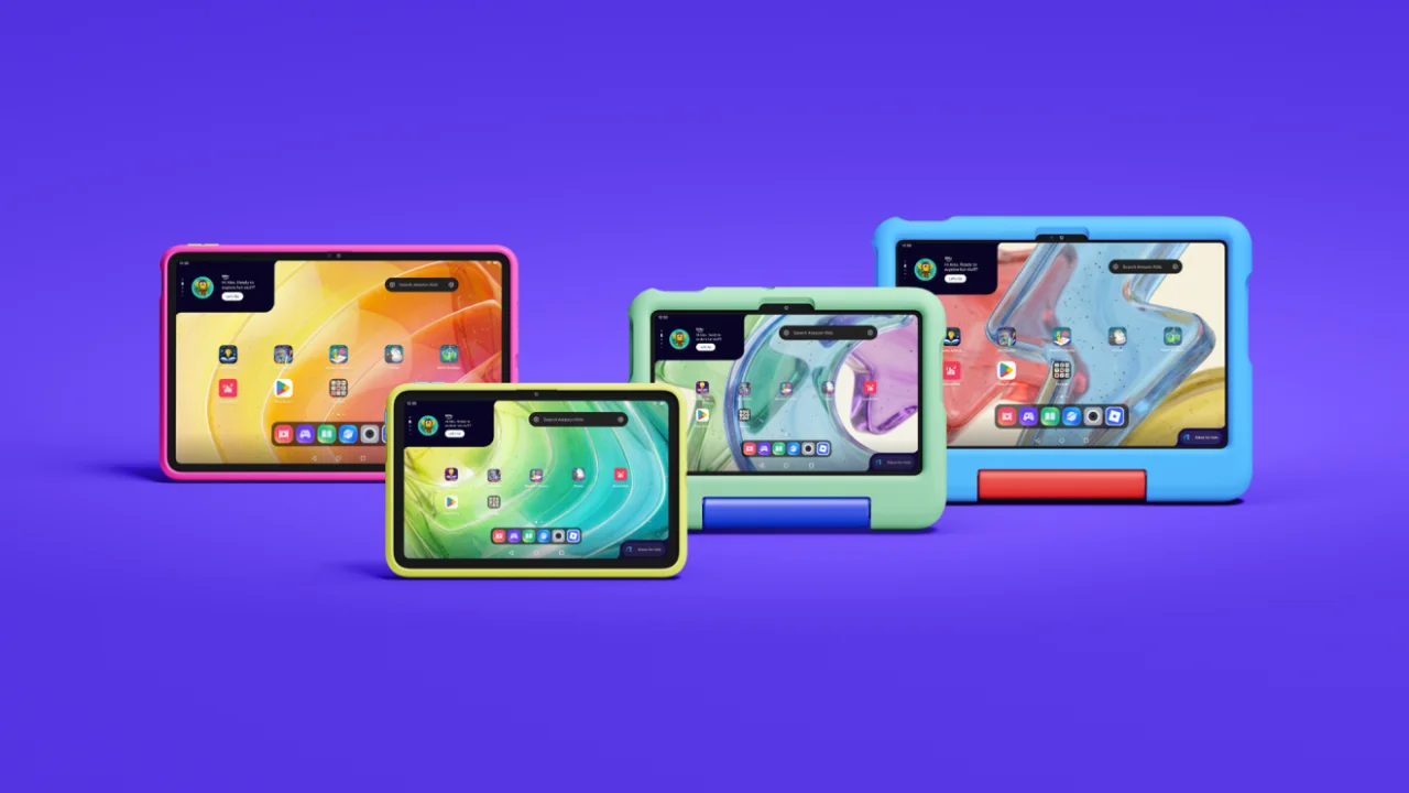 Vier Amazon Kids Tablets mit bunten Schutzhüllen und Ständern