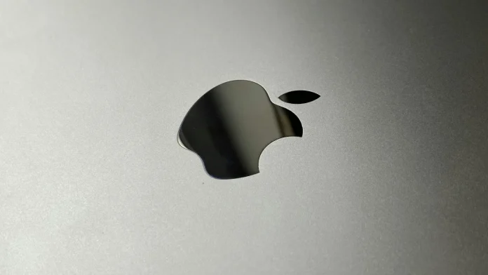 Apple-Logo auf einem silbernen MacBook: Symbolbild zu John Ternus