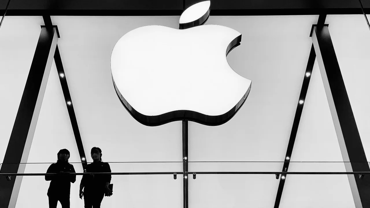 Großes beleuchtetes Apple-Logo in einem modernen Store mit zwei Personen im Schattenriss – Smart Home Woche 40