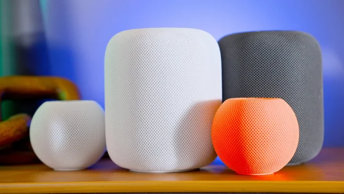 Verschiedene Apple Home-Hub-Lautsprecher, darunter HomePod und HomePod mini in Weiß, Grau und Orange.