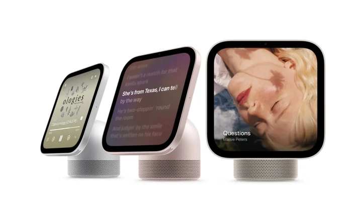 Drei Apple-HomeView-Tischmodelle in Silber, Rosé und Starlight mit Musik und Songtexten auf dem Display
