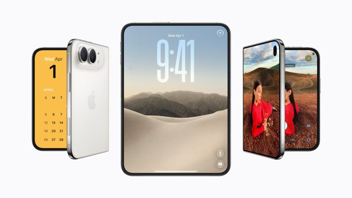Drei iPhone Duo nebeneinander, zwei zugeklappt und das mittlere aufgeklappt