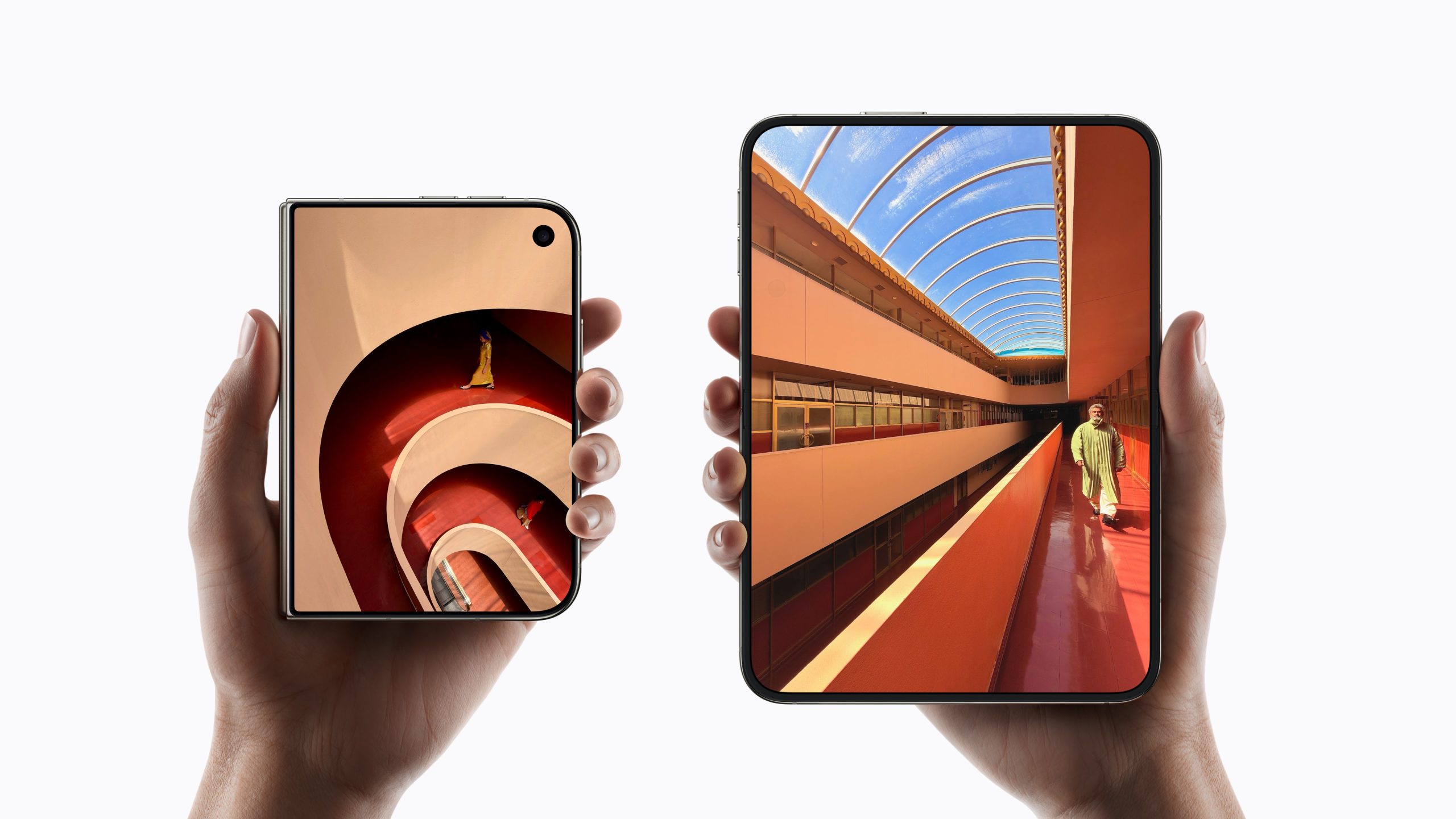Zwei iPhone Duo, eines zugeklappt und eines aufgeklappt