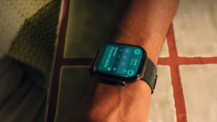 Apple Watch Series 12 mit dem Tagesform-Bildschirm Favorable für die Nacht an einem Handgelenk mit Milanaise-Armband