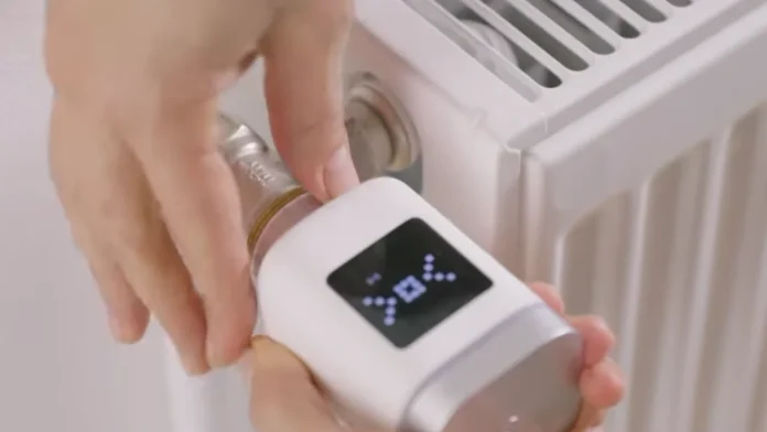 Bosch Heizkörperthermostat II im Installationsmodus wird am Heizkörperventil angebracht.