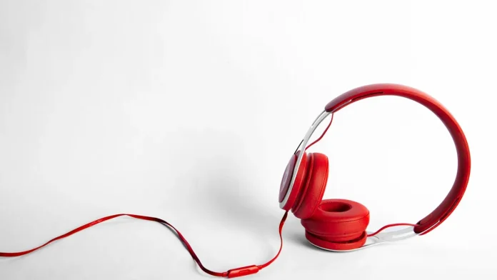 Rote Kopfhörer mit Kabel auf weißem Hintergrund als Symbolbild für die Übernahme von Skullcandy durch Bose