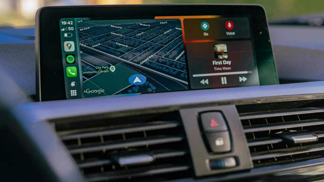 Apple CarPlay auf einem Autobildschirm mit Karte und Musikplayer