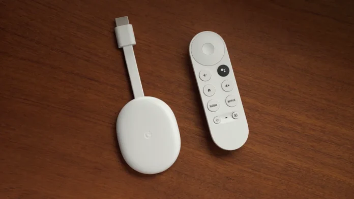 Chromecast mit Google TV 4K vor einem Fernseher mit Google-TV-Oberfläche
