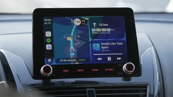 Autodisplay mit Apple CarPlay, auf dem Google Maps die Route neben einem Musikplayer zeigt