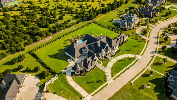 Luftbild eines Hauses mit Garten, Symbolbild für das Urteil zu Google Earth Haus verpixeln