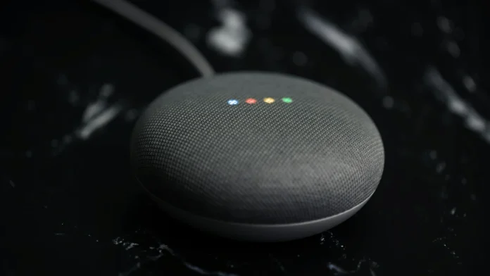 Google Home Mini Lautsprecher mit vier farbigen Lichtern, Symbolbild für das Google Nest Update