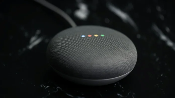 Smarter Google Lautsprecher mit farbigen Lichtpunkten auf dunklem Untergrund