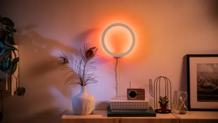 Moderne Philips-Hue-Wandlampe mit warm orangefarbenem Licht in einem stimmungsvollen Interieur mit Dekoration