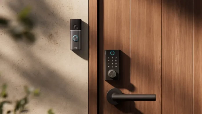 Ring Smart Lock und Video-Türklingel an einer Holz-Haustür für mehr Sicherheit zu Hause.