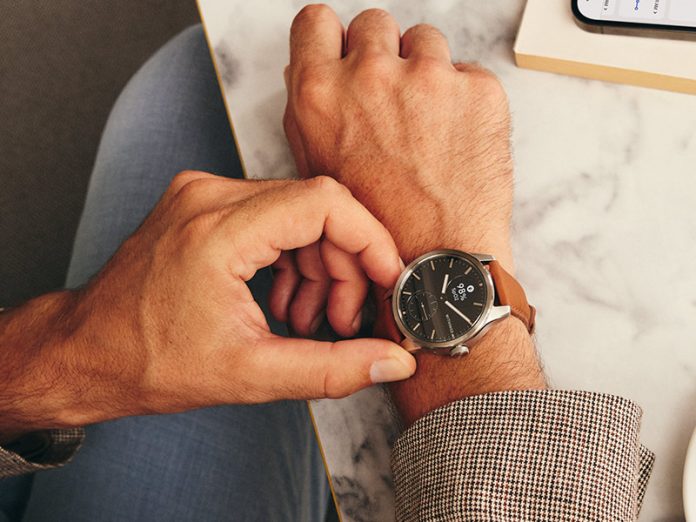 Withings Scanwatch 2 am Handgelenk mit braunem Lederarmband