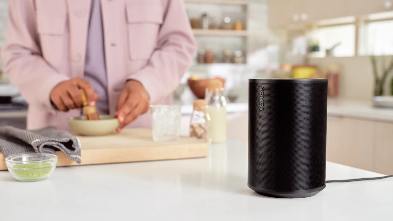 Schwarzer Sonos-Lautsprecher auf einer Arbeitsplatte in einer modernen Küche beim Kochen – Smart Home Woche 40