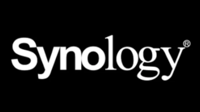 Das weiße Synology-Logo auf schwarzem Hintergrund zum Synology DSM 7.4.1 Update 1.