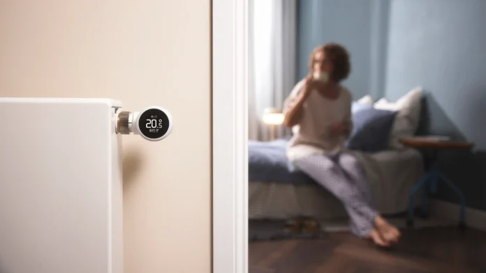 Smartes Heizkörperthermostat von tado° an einem Heizkörper im Wohnzimmer