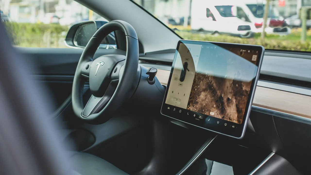 Armaturenbrett und Mittelbildschirm in einem Tesla Model 3