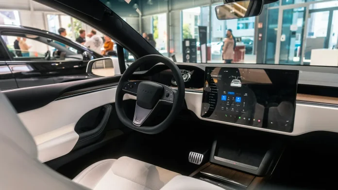 Innenraum eines Tesla mit dem großen Mittelbildschirm des Infotainmentsystems