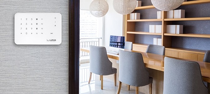 Lupus Electronics Keypad und Wand mit Blick auf Meetingraum