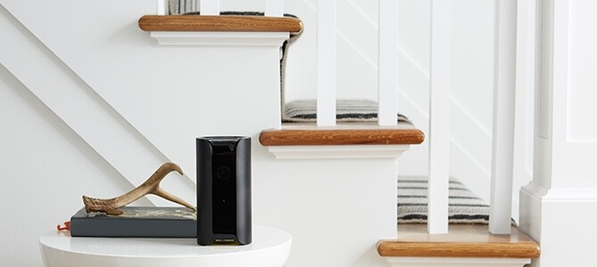 Videoüberwachungskamera auf Tischchen vor Treppe